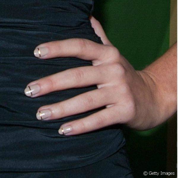Sempre romântica, Sarah Hyland usou um filete dourado para adornar as unhas nude durante o Emmy 2014